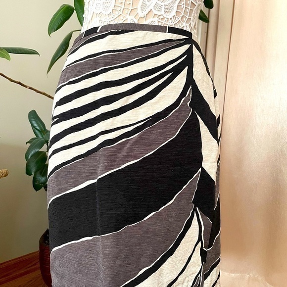 Black and white pencil skirts above knee, size 12 White House Black Market - Picture 1 of 11